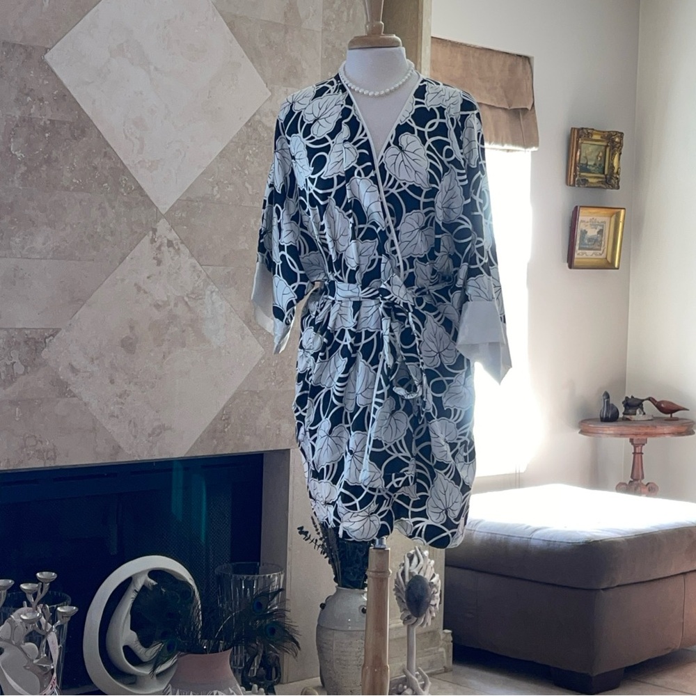 Vintage Natori Morning Glory Vines Black & White Kimono Robe S Silky EUC ! - Picture 2 of 8